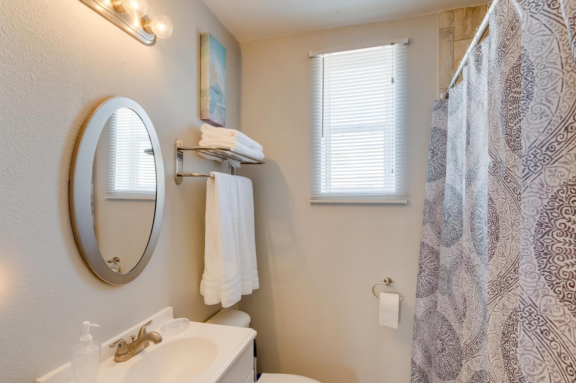 Beautiful Galveston Apt With Deck Less Than 3 Mi To Dtwn! 외부 사진